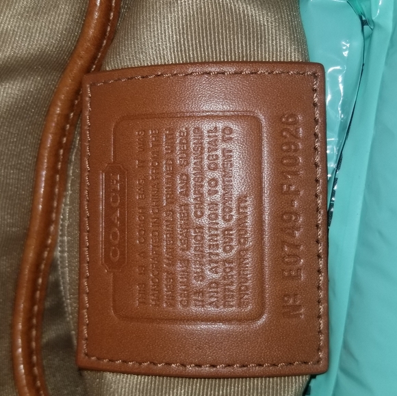 Authentic Coach purse in green signature print - Picture 3 of 3